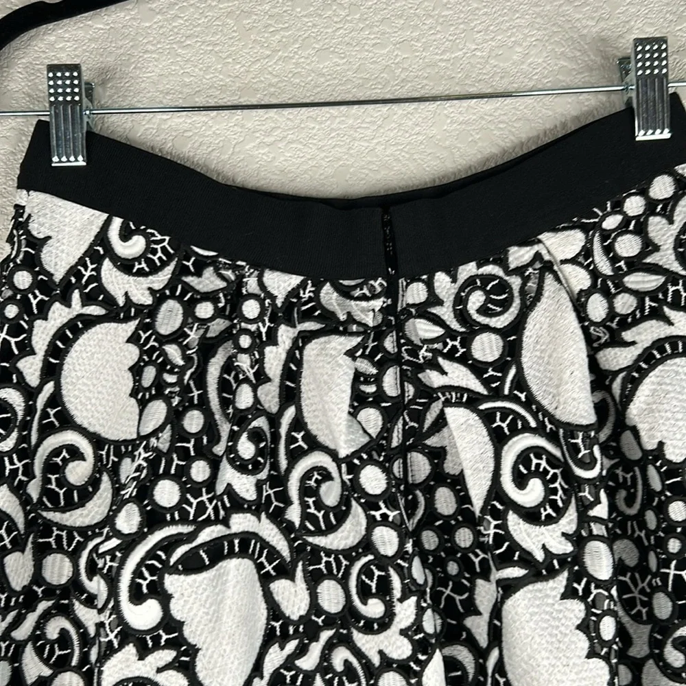 Ann Taylor Black & White Embroidered Floral Midi Circle Skirt Size‎ 2P